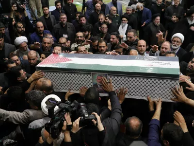 HANDOUT - 01 August 2024, Iran, Tehran: People carry the coffin of Hamas Political leader Ismail Haniyeh, who was assassinated in the Iranian Capital, during his funeral ceremony at Tehran University in Tehran. Photo: Iranian Supreme Leader's Office/ZUMA Press Wire/dpa - ATTENTION: editorial use only and only if the credit mentioned above is referenced in full