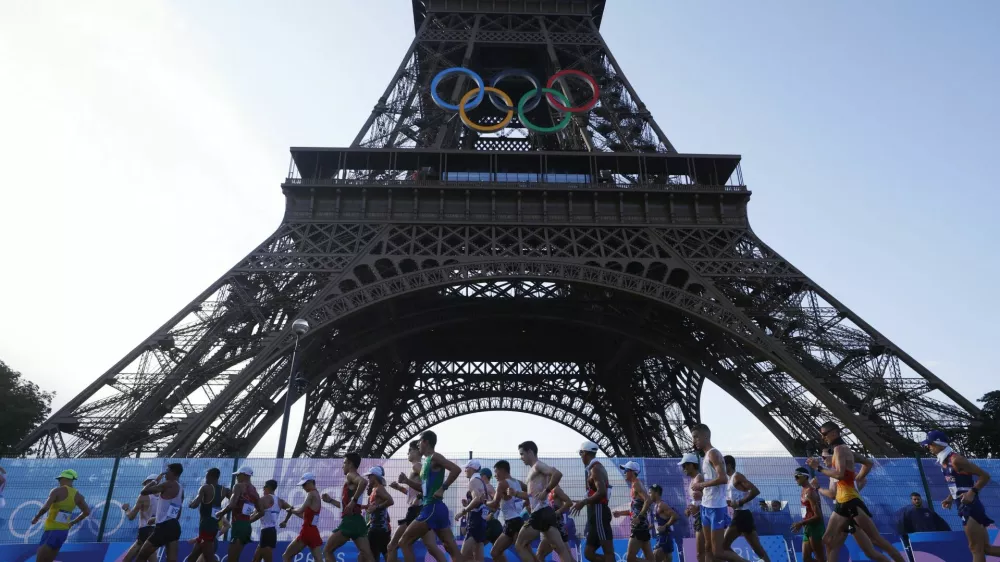 Paris 2024 Olympics - Athletics - Men's 20km Race Walk - Trocadero, Paris, France - August 01, 2024. General view during the race, as the Eiffel tower is seen. REUTERS/Amanda Perobelli