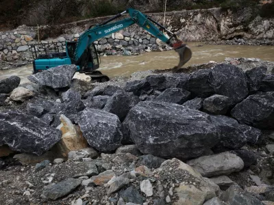 Crna na Koroskem.Leto dni po ujmi obcine na Koroskem pospeseno sanirajo plazove, ceste in drugo infrastrukturo.Sanacija struge Meze v Crni na Koroskem.