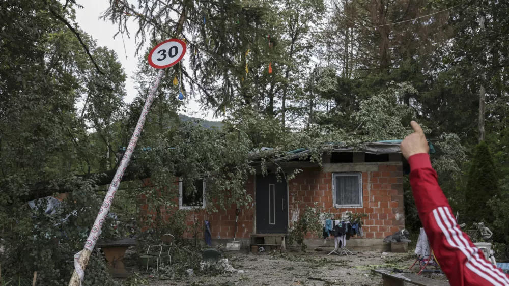 - 25.07.2023- Neurje prizadelo romsko naselje Lepovče v Ribnici //FOTO: Jaka Gasar