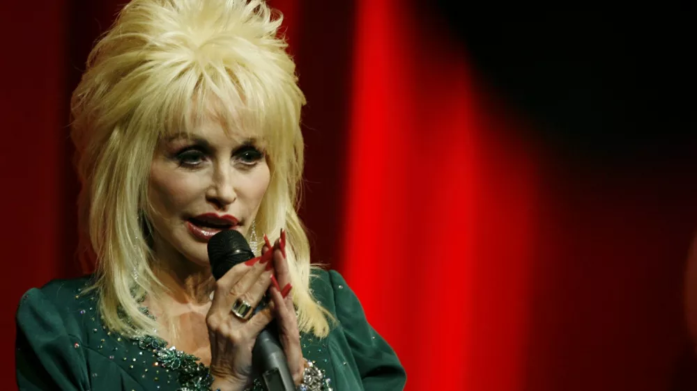 U.S. singer Dolly Parton speaks at the launch of her Imagination Library book project at the Magna Centre in Sheffield, northern England December 5, 2007. REUTERS/Nigel Roddis   (BRITAIN)