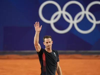 31 July 2024, France, Paris: Britain's Andy Murray waves goodbye after playing with Britain's Daniel Evans against US' Taylor Fritz and US' Tommy Paul in their men's doubles quarter-final tennis match on Court Suzanne-Lenglen at the Roland-Garros Stadium during the Paris 2024 Olympic Games. Photo: Martin Rickett/PA Wire/dpa