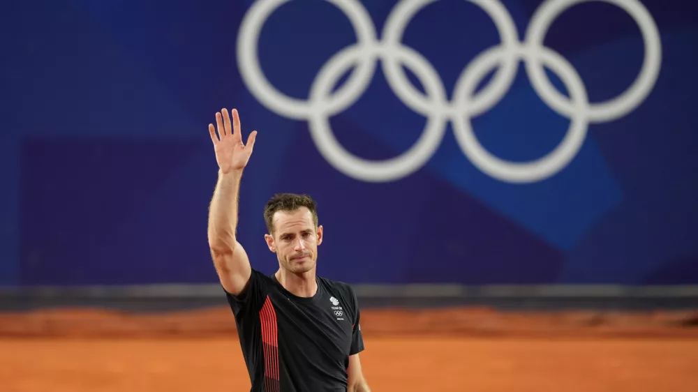 31 July 2024, France, Paris: Britain's Andy Murray waves goodbye after playing with Britain's Daniel Evans against US' Taylor Fritz and US' Tommy Paul in their men's doubles quarter-final tennis match on Court Suzanne-Lenglen at the Roland-Garros Stadium during the Paris 2024 Olympic Games. Photo: Martin Rickett/PA Wire/dpa