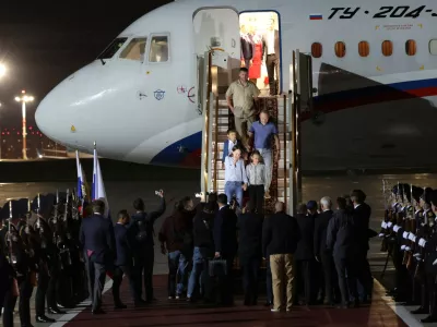 FILED - 01 August 2024, Russia, Moscow: Russian President Vladimir Putin (C) welcomes prisoners released following the swap deal at Vnukovo International Airport in Moscow. Photo: -/KREMLIN/dpa - ATTENTION: editorial use only and only if the credit mentioned above is referenced in full