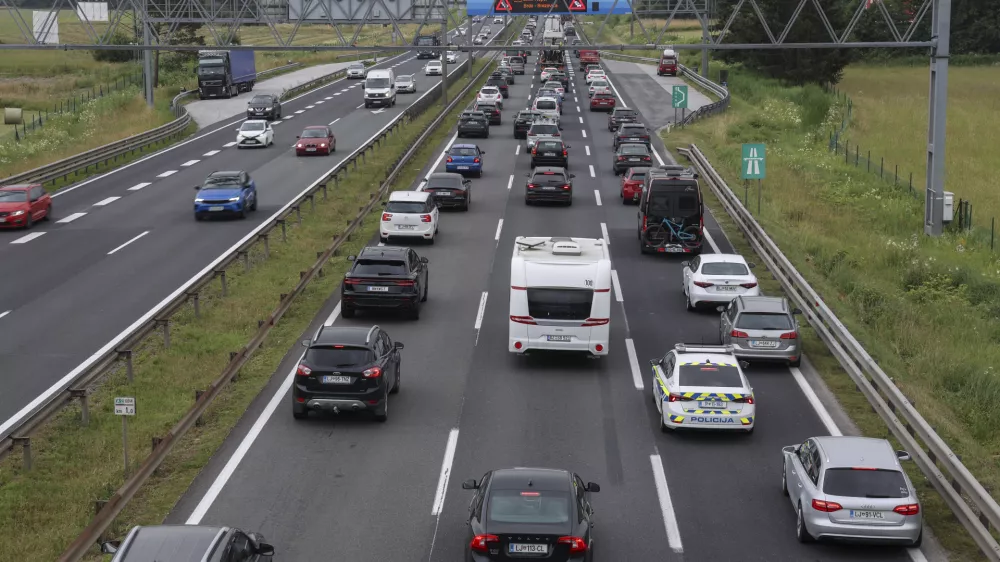 - 21.06.2024 - zastoji na zahodni ljubljanski obvoznici, smer primorska - policija //FOTO: Jaka Gasar