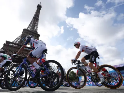 03 August 2024, France, Paris: Germany's Maximilian Schachmann competes in the men's cycling road race next to the Eiffel Tower during the Paris 2024 Olympic Games. Photo: Jan Woitas/dpa