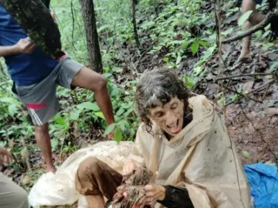 Izčrpana in skoraj do smrti sestradana ženska trdi, da jo je v gozdu na drevo priklenil mož, v divjini pa naj bi brez vode in hrane preživela 40 dni. Foto: Reševalna služba Savantvadi