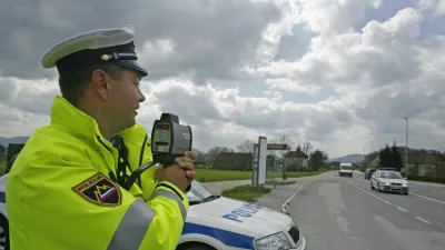 - Policija - policijska akcija Hitrost - počasneje je varneje, v okviru katere bo poostrila nadzor na cestah. - radar - meritev hitrosti, kontrola - Log pri Brezovici - glavni cilj akcije je po navedbah policije zmanjšanje števila prometnih nesreč zaradi hitrosti.//FOTO: Luka CjuhaOPOMBA: ZA OBJAVO V ČASOPISU DNEVNIK