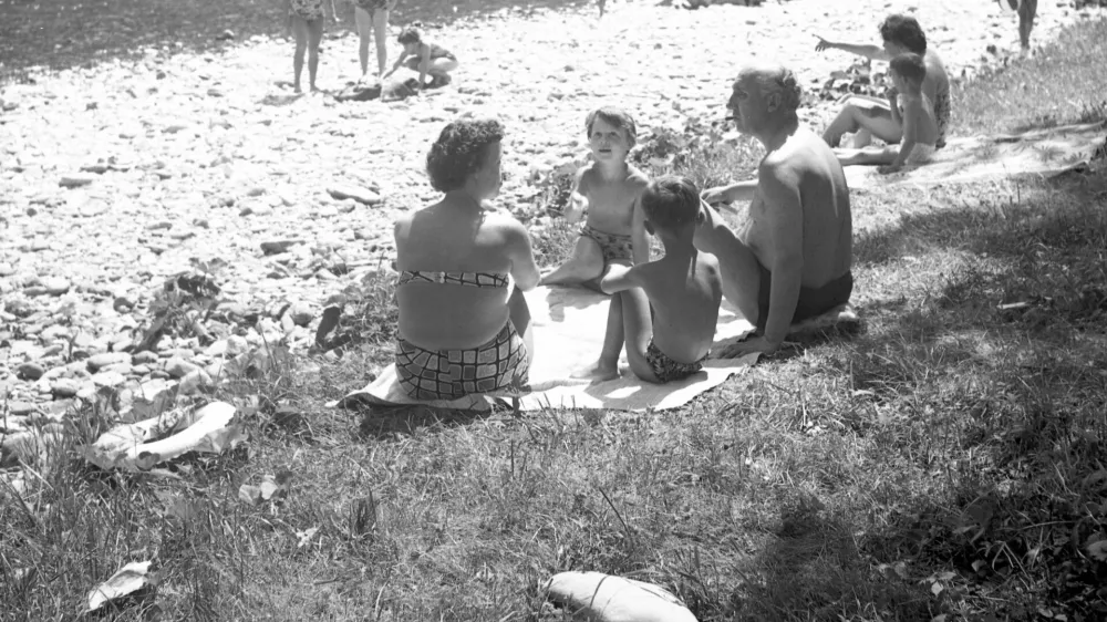 Sončni dnevi so tudi avgusta 1962 že v jutranjih urah na mestne bazene in ob obrežja potokov, jezer in rek zvabili številne kopalce. / Foto: Marjan Ciglič, hrani Muzej novejše in sodobne zgodovine Slovenije