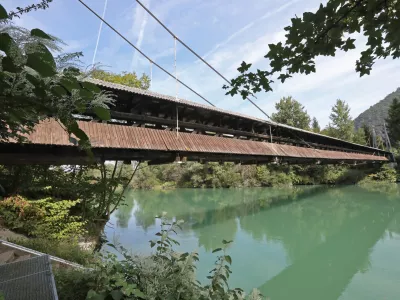 Stara viseča brv je bila vpisana v register nepremične kulturne dediščine. Foto: Tomaž Skale 