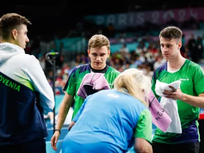 Francija, Pariz.Poletne olimpijske igre 2024 v Parizu.Namizni tenis, ekipno, tekma osmine finala med Slovenijo in Francijo.Slovenski namiznoteniski igralci, Darko Jorgic, Peter Hribar in Deni Kozul.