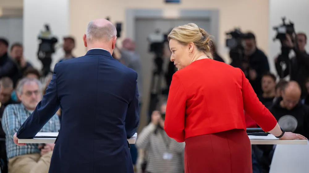 03 April 2023, Berlin: Franziska Giffey (R), Governing Mayor of Berlin, and Kai Wegner, Chairman of the Christian Democratic Union of Germany (CDU) Berlin, attend a press event to present the negotiated coalition agreement. Photo: Monika Skolimowska/dpa