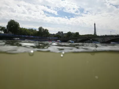 Paris 2024 Olympics - Triathlon - Alexander III Bridge, Paris, France - July 28, 2024. General view of the Eiffel Tower and the River Seine taken from the Triathlon start after training was cancelled amid water quality concerns REUTERS/Kai Pfaffenbach   TPX IMAGES OF THE DAY