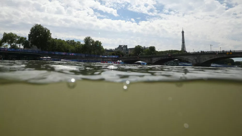 Paris 2024 Olympics - Triathlon - Alexander III Bridge, Paris, France - July 28, 2024. General view of the Eiffel Tower and the River Seine taken from the Triathlon start after training was cancelled amid water quality concerns REUTERS/Kai Pfaffenbach   TPX IMAGES OF THE DAY