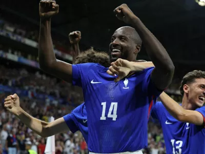 Paris 2024 Olympics - Football - Men's Semi-final - France vs Egypt - Lyon Stadium, Decines-Charpieu, France - August 05, 2024. Jean-Philippe Mateta celebrates scoring their second goal with teammates. REUTERS/Nir Elias