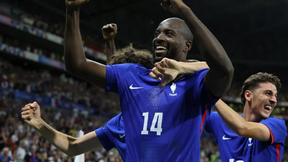 Paris 2024 Olympics - Football - Men's Semi-final - France vs Egypt - Lyon Stadium, Decines-Charpieu, France - August 05, 2024. Jean-Philippe Mateta celebrates scoring their second goal with teammates. REUTERS/Nir Elias