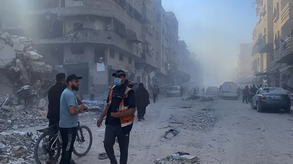 03 August 2024, Palestinian Territories, Gaza City: Palestinians inspect the site of Israeli strikes on a school sheltering displaced people, amid the Israel-Hamas conflict. Photo: Hadi Daoud/Zuma Press/dpa