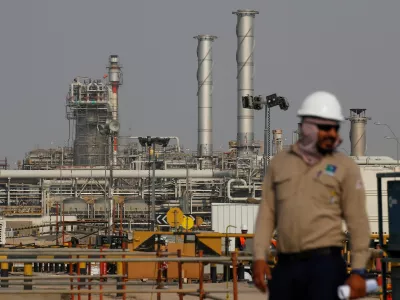 ﻿FILE PHOTO: An employee looks on at Saudi Aramco oil facility in Abqaiq, Saudi Arabia October 12, 2019. REUTERS/Maxim Shemetov//File Photo