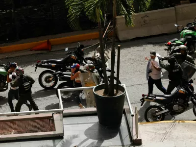 Bolivarian National Guard detain demonstrators during protests against results of the presidential election that awarded Venezuela's President Nicolas Maduro with a third term, in Caracas, Venezuela July 30, 2024. REUTERS/Leonardo Fernandez Viloria