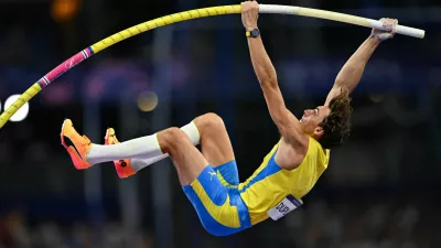 Paris 2024 Olympics - Athletics - Men's Pole Vault Final - Stade de France, Saint-Denis, France - August 05, 2024. Gold medallist Armand Duplantis of Sweden in action. REUTERS/Andy Chua