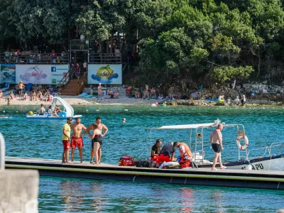 05.08.2024., Pula - Na Mornaru pokraj vaterpolo igralista s barkom je dovezena osoba kojoj su prvo spasioci davali umjetno disanje, a potom je dosla i hitna te su oni nastavili s ozivljavanjem. Photo: Srecko Niketic/PIXSELL