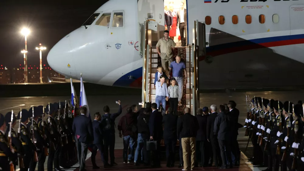 HANDOUT - 01 August 2024, Russia, Moscow: Russian President Vladimir Putin (C) welcomes prisoners released following the swap deal at Vnukovo International Airport in Moscow. Photo: -/KREMLIN/dpa - ATTENTION: editorial use only and only if the credit mentioned above is referenced in full