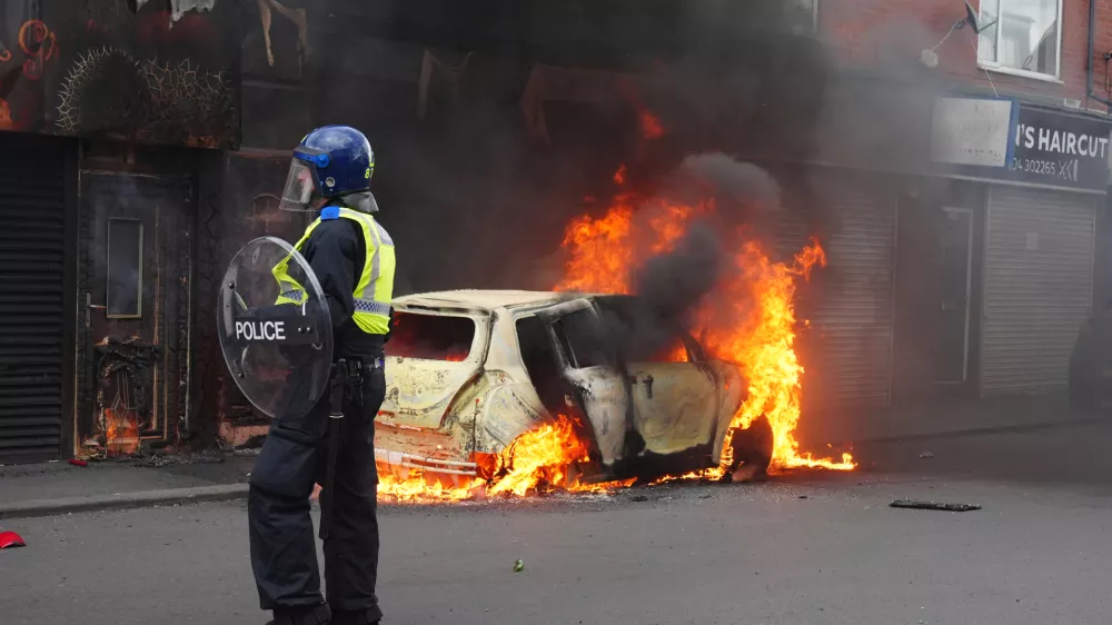 04 August 2024, United Kingdom, Middlesbrough: A car burns on Parliament Road in Middlesbrough during an anti-immigration demonstration. After the knife attack on children in Southport on 29 July 2024, numerous nationalist and anti-Islamic protests inflame the mood in the UK. Photo: Owen Humphreys/PA Wire/dpa