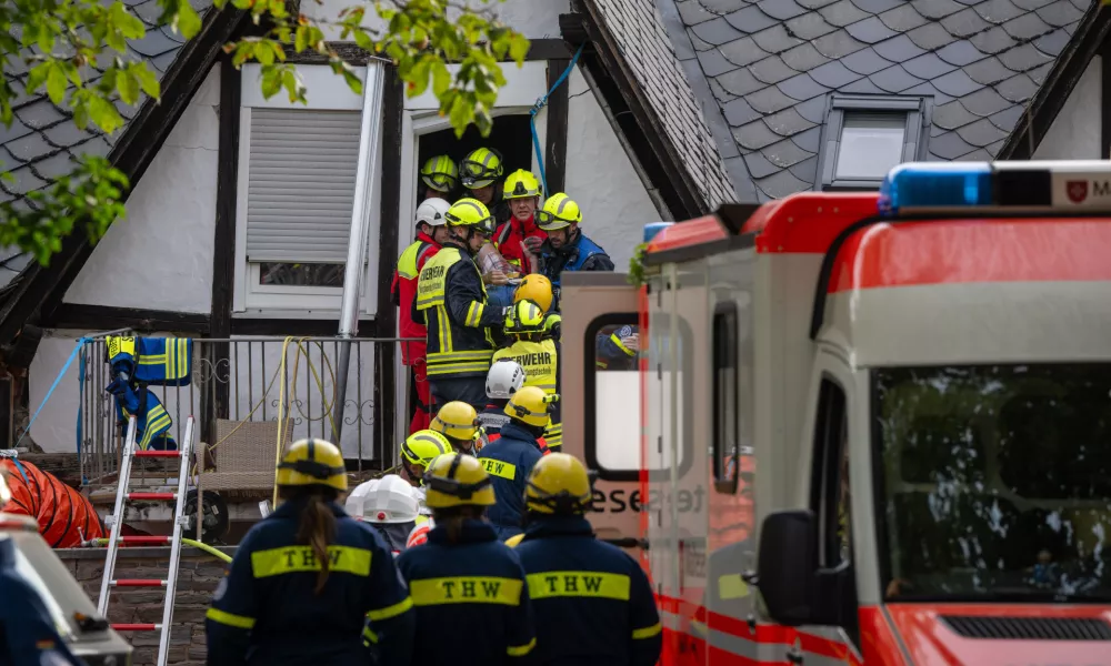 07 August 2024, Rhineland-Palatinate, Kroev: Rescue workers rescue a person from a partially collapsed hotel. According to the latest information, nine people may be under the rubble and there is contact with some of them, the police announced on Wednesday night. Photo: Harald Tittel/dpa