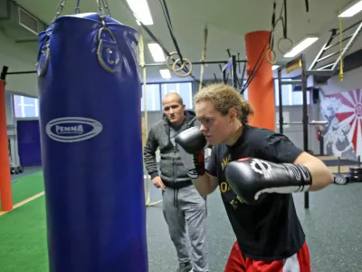 ﻿- 20.11.2017 - najboljša slovenska boksarka Ema Kozin si je po naslovu svetovne prvakinje srednje kategorije po verziji WBU priborila še naslova po verzijah WBC in WBF. //FOTO: Tomaž Skale