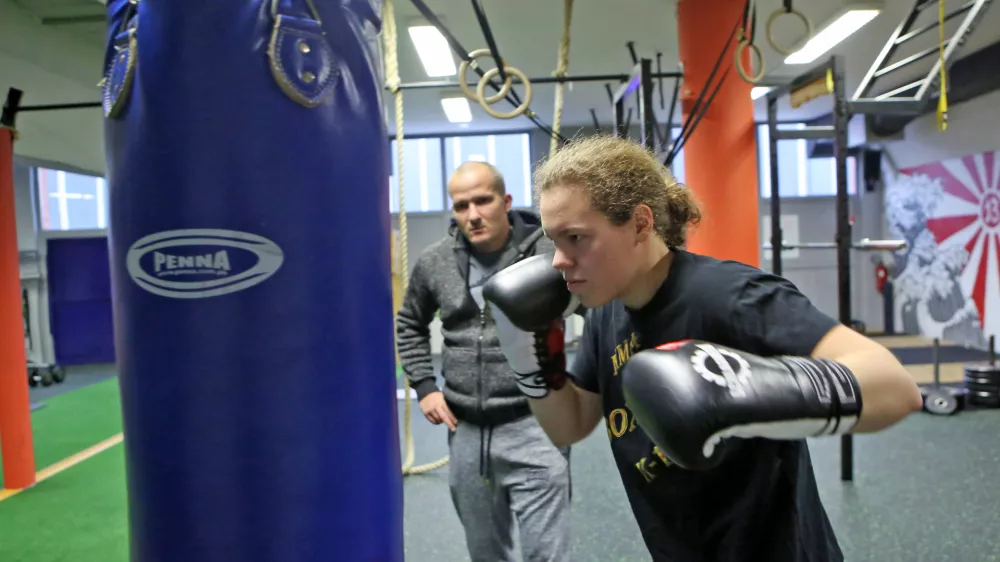 ﻿- 20.11.2017 - najboljša slovenska boksarka Ema Kozin si je po naslovu svetovne prvakinje srednje kategorije po verziji WBU priborila še naslova po verzijah WBC in WBF. //FOTO: Tomaž Skale