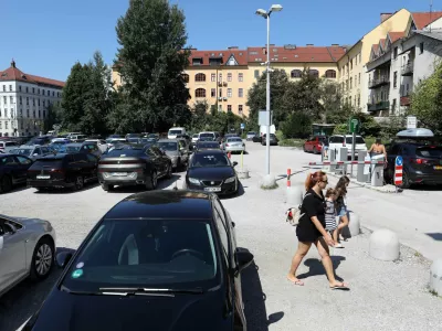 Predvidoma prihodnji teden se bodo na delu parkirišča NUK II začela pripravljalna gradbena dela za izvedbo arheoloških raziskav. Foto: Tomaž Skale