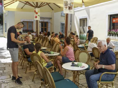 Medtem ko hrvaški vladni uradniki govorijo o rekordni sezoni, gostinci ugotavljajo, da je katastrofalna in da so restavracije prazne. Foto: Luka Cjuha 