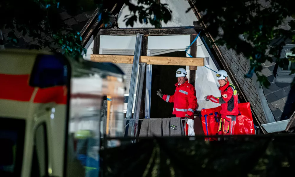 07 August 2024, Rhineland-Palatinate, Krov: Emergency services shortly before the last living person is rescued. After the collapse of a hotel in Krov on the Moselle, the last surviving person has been rescued from the rubble. Photo: Laszlo Pinter/dpa