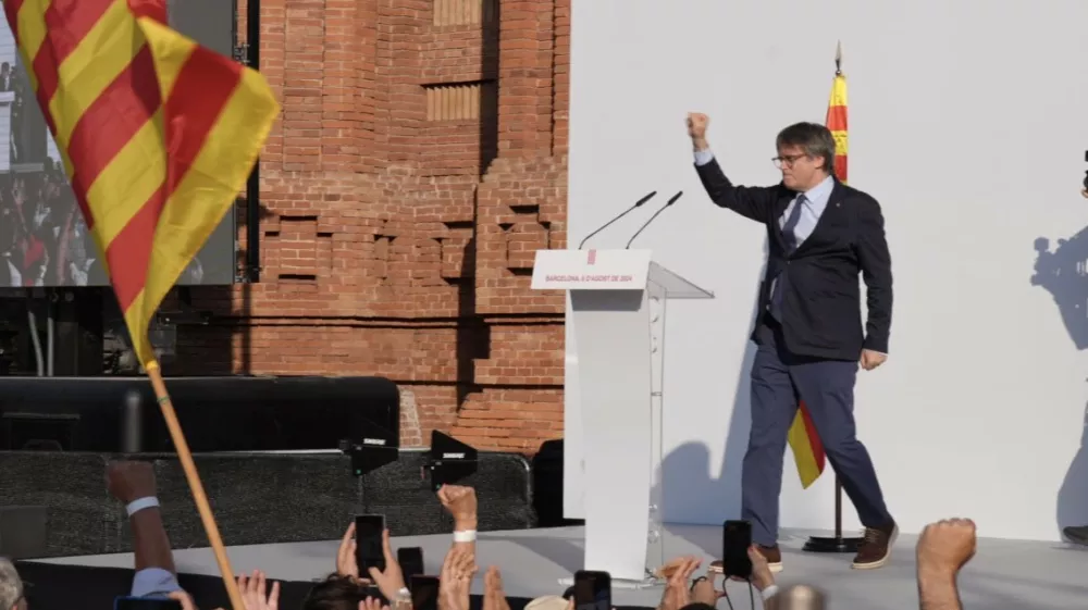 08 August 2024, Spain, Barcelona: Catalonia's exiled separatist leader Carles Puigdemont arrives near the Catalan parliament to take part in the inauguration debate. Photo: David Zorrakino/EUROPA PRESS/dpa