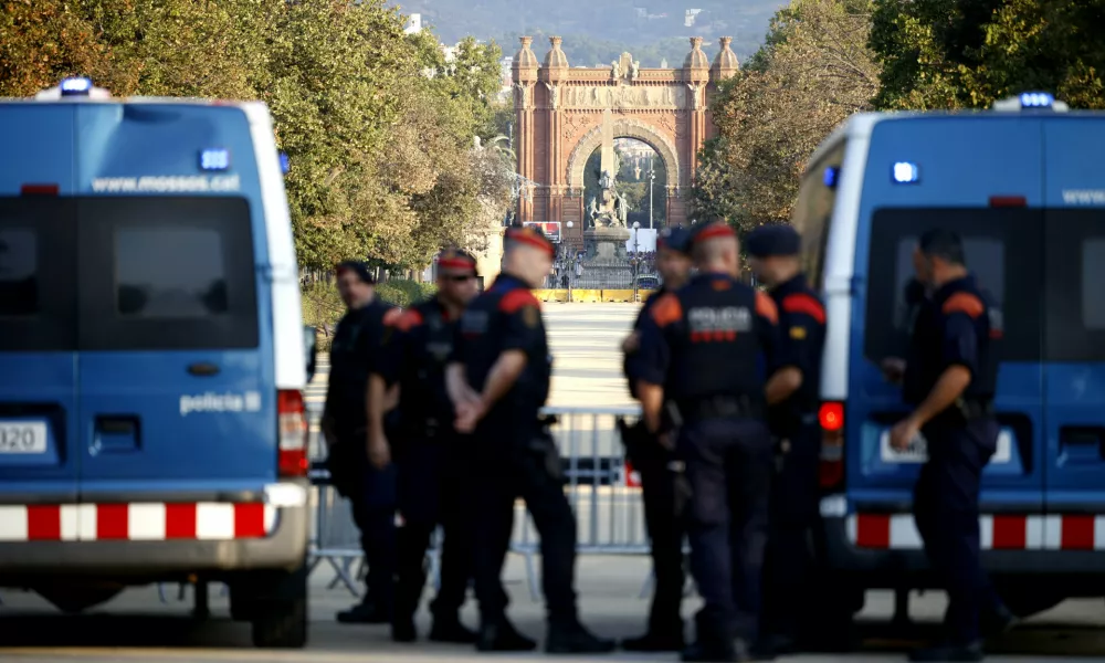 08 August 2024, Spain, Barcelona: Catalan police officers watch pro-indepedence supporters arrive as hardline separatist scheduled a welcome ceremony for Catalonia's exiled separatist leader Carles Puigdemont ahead of an investiture vote, in front of the Parliament of Catalonia. Photo: Kike Rincón/EUROPA PRESS/dpa