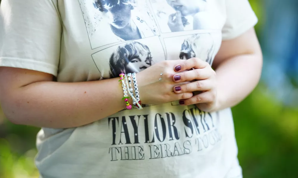 07 August 2024, Austria, Vienna: A fan of the US singer Taylor Swift with a t-shirt reading the "Taylor Swift The Eras Tour" is seen at the Vienna Prater. Photo: Eva Manhart/APA/dpa