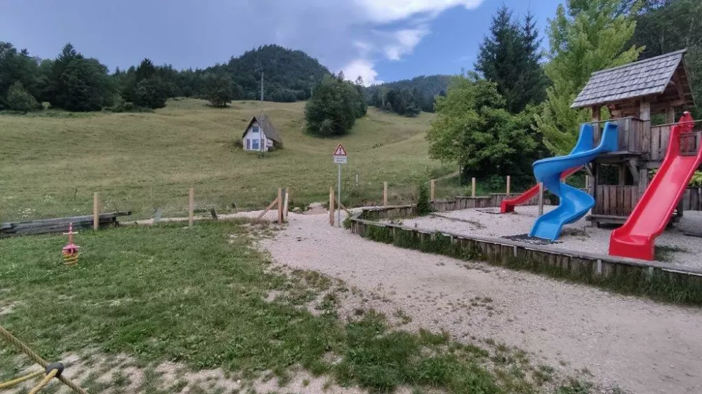 Zaradi del so odstranili del igral, pešpot, ki vodi na nekdanje smučišče, pa je zaprta. Foto:  občina Radovljica