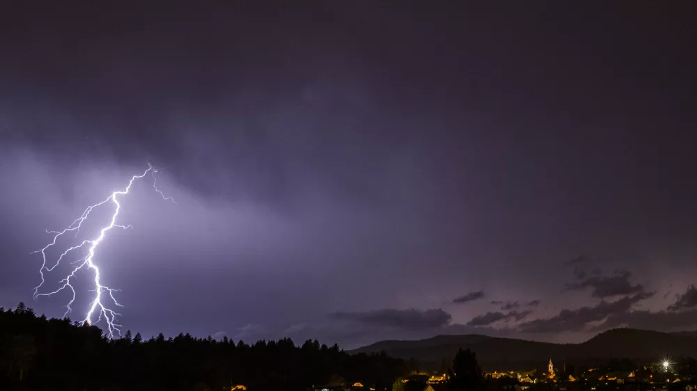 - strela -- močni sunki vetra,- močni nalivi -- lokalna toča -- nevihtni pas - nevihte - - 25.07.2023 – vreme - oranžno opozorilo za celotno Slovenijo – klimatske spremembe - podnebje - //FOTO: Nik Erik Neubauer