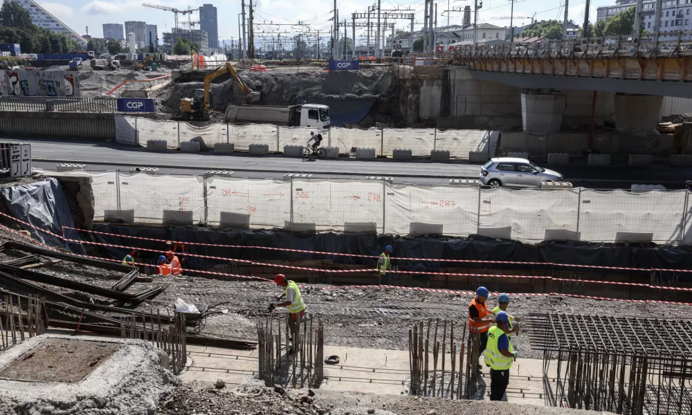 - 08.08.2024 - Ogled gradbišča nadomestnega železniškega nadvoza na Dunajski cesti - gradbišče, železnica, delavci, gradnja, infrastruktura, vlak //FOTO: Jaka Gasar