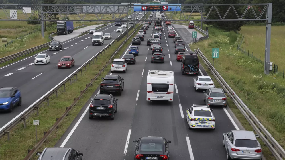 - 21.06.2024 - zastoji na zahodni ljubljanski obvoznici, smer primorska - policija //FOTO: Jaka Gasar