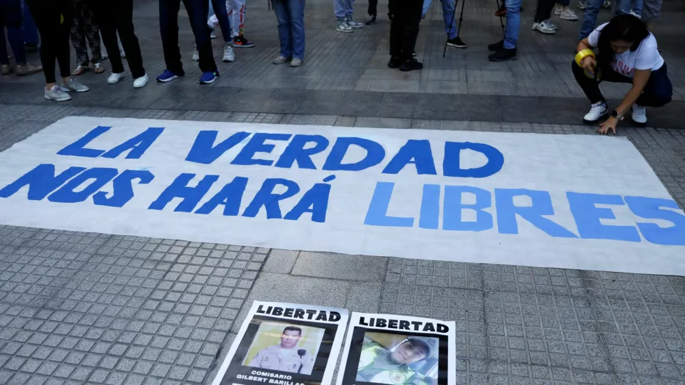 Demonstrators stand by a banner during a vigil in tribute to citizens who were detained, following disputed election results, in Caracas, Venezuela, August 8, 2024. REUTERS/Leonardo Fernandez Viloria