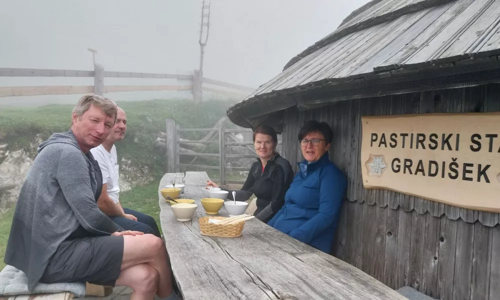 Turisti iz Cerkelj na Gorenjskem so si pri Gradišku že za zajtrk privoščili žgance in kislo mleko. Foto: Vesna Levičnik