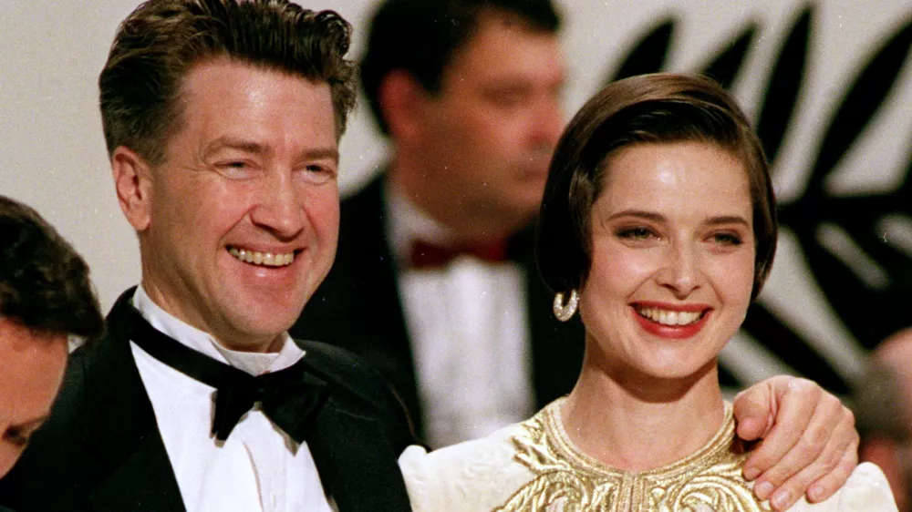 ARCHIV - Regisseur David Lynch, links, umarmt am 21. Mai 1990 bei der Verleihung der Goldenden Palme in Cannes die Schauspielerin Isabella Rossellini. Isabella Rossellini konnte ihre Trennung vom Regisseur David Lynch nur mit Hilfe einer Therapie verarbeiten. "Alle meine Instinkte hatten mir gesagt, dass wir ein glueckliches Paar sind. Aber wir waren keines", sagte die 57-Jaehrige dem "Zeit"-Magazin. Sie habe die Hilfe eine Psychologen in Anspruch nehmen muessen. "Abgesehen vom gewaltigen Schmerz des Verlassenwerdens war das Schlimmste fuer mich die Erfahrung, dass ich meiner Intuition nicht trauen konnte", erklaerte die Tochter von Ingrid Bergman und Roberto Rossellini. (AP Photo/Gilbert Tourta, Archiv) ** zu APD0976 ** --- FILE - American director David Lynch holds the Golden Palm award as he poses with Italian-American actress Isabella Rossellini at the end of the 43rd Cannes International Film Festival, France, in this May 21, 1990 file photo. Lynch received the Palm award for his film "Wild at Heart." (AP Photo/Gilbert Tourta, File