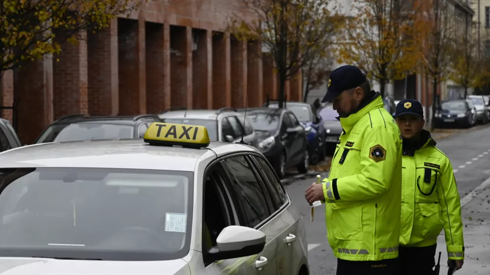 - preizkus alkoholiziranosti - alkotest, alkohol v prometu, policija, taxi - taksist - 06.12.2022 - policisti Postaje prometne policije Ljubljana vršili postopke preizkusov alkoholiziranosti voznikov v prometu na Kotnikovi ulici pred poslopjem Agencije za varnost prometa - //FOTO: Nik Erik Neubauer