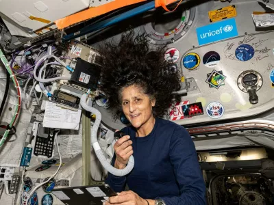 Sunita Williams si na različne načine krajša čas na ISS. Fotografija je bila posneta v začetku meseca, ko je po radiu odgovarjala na vprašanja indonezijskih študentov. Najbolj jih je zanimalo, kako je videti vsakdan v vesolju. Foto: Nasa