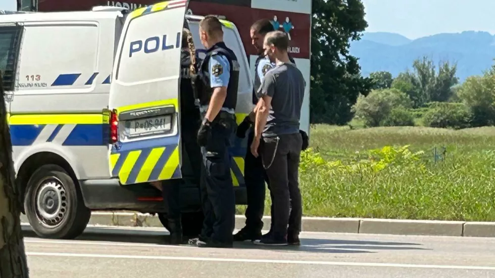 Policisti so morali tatu vkleniti.