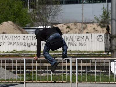 Železniška postaja - Ilustrativna fotografija - dijaki - študenti - prepovedan prehod čez tire - //foto: Jaka Gasar