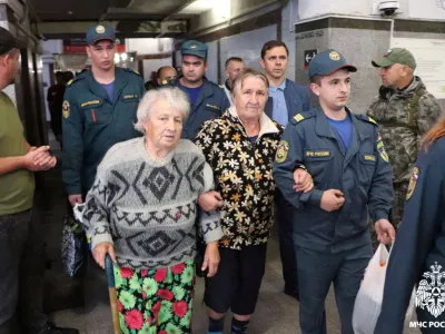 Specialists of the Russian Emergencies Ministry assist residents of the Kursk region, who were evacuated following an incursion of Ukrainian troops in the course of Russia-Ukraine conflict, upon their arrival at a railway station in Oryol, Russia, in this handout photo released August 9, 2024. Russian Emergencies Ministry/Handout via REUTERS ATTENTION EDITORS - THIS IMAGE HAS BEEN SUPPLIED BY A THIRD PARTY. NO RESALES. NO ARCHIVES. MANDATORY CREDIT. WATERMARK FROM SOURCE.