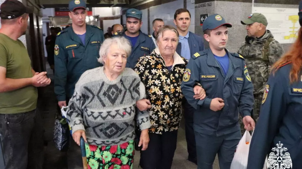 Specialists of the Russian Emergencies Ministry assist residents of the Kursk region, who were evacuated following an incursion of Ukrainian troops in the course of Russia-Ukraine conflict, upon their arrival at a railway station in Oryol, Russia, in this handout photo released August 9, 2024. Russian Emergencies Ministry/Handout via REUTERS ATTENTION EDITORS - THIS IMAGE HAS BEEN SUPPLIED BY A THIRD PARTY. NO RESALES. NO ARCHIVES. MANDATORY CREDIT. WATERMARK FROM SOURCE.