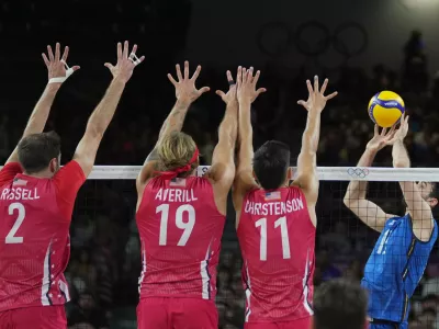 09 August 2024, France, Paris: Italy and USA players in action during the men's volleyball bronze medal match between Italy and USA at the South Paris Arena, as part of the Paris 2024 Olympic Games. Photo: Spada/LaPresse via ZUMA Press/dpa